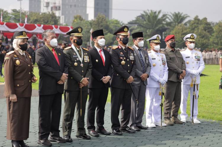 Upacara Hari Bhayangkara ke 76 di Lapangan Mapolda Jatim secara virtual dengan Irup Presiden Jokowi