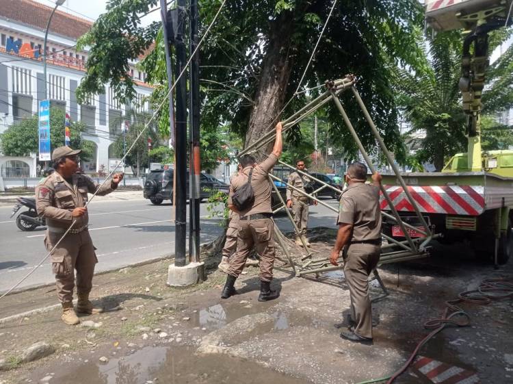 Tim Gabungan Satpol PP Terus Gencar Lakukan Penertiban Papan Reklame yang Menyalahi Aturan