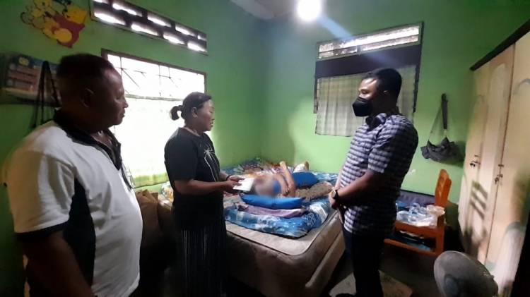 Kasat Reskrim Polrestabes Medan Jenguk dan Berikan Santunan kepada IRT Korban Geng Motor