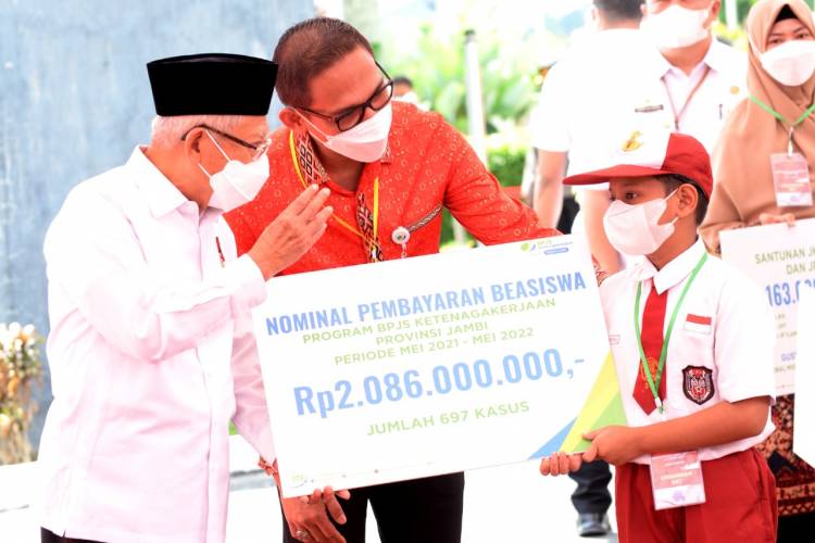 Lanjutkan Kunjungan Kerja, Wapres Serahkan Manfaat dan Beasiswa BPJS Ketenagakerjaan Bagi Pekerja Di Jambi