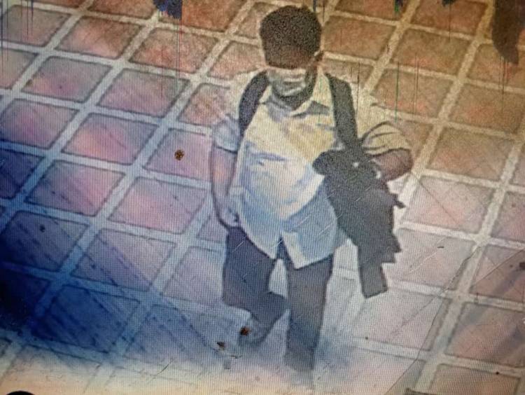 Pencuri Sepatu Jemaah Mesjid Terekam CCTV