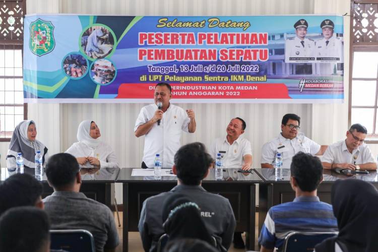 Pelatihan Pembuatan Sepatu Upaya Mewujudkan Program Bobby Nasution Dalam Memajukan UMKM