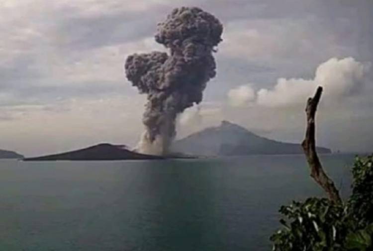 Duwarrr! Semburan Abu Vulkanik Capai 2 Km, Gunung Anak Krakatau Kembali Meletus