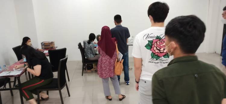 Polsek Medan Baru Gelar Vaksinasi Covid-19 di Cambridge City Square