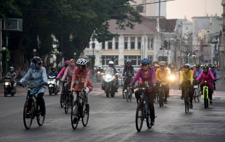Pakai Kebaya, Puluhan Perempuan Gowes Keliling Kota Medan