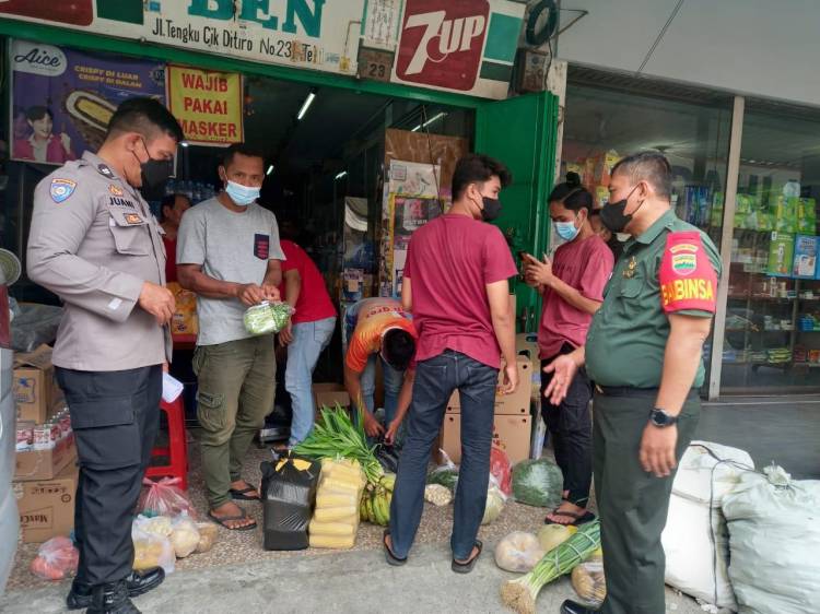 Bhabinkamtimas Polsek Medan Baru Didampingi Babinsa Ingatkan Warga Patuhi Prokes