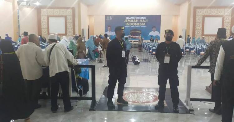 Tiba di Asrama Haji Medan, Personil Gegana Brimob Sumut Lakukan Pengamanan Pemulangan Jemaah Haji