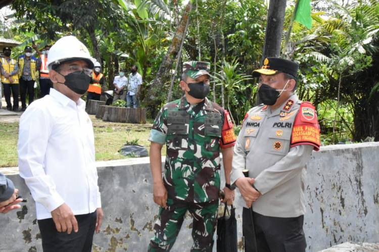 Kapolda Sumut Dampingi Presiden Jokowi Temui Pedagang di Pasar Alasa Nias