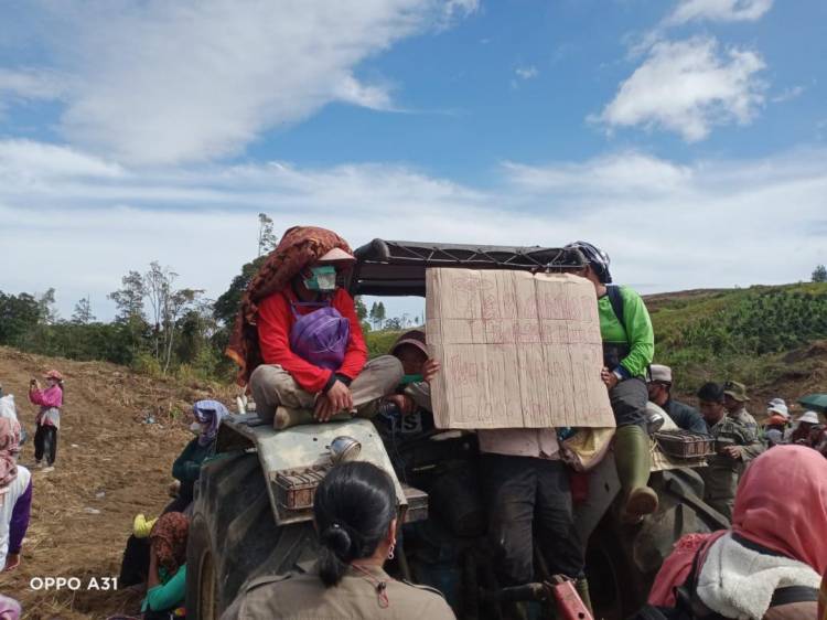Pembukaan Lahan Usaha Tani Untuk Pengungsi Sinabung Dihalangi Emak - Emak Desa Pertibi Lama