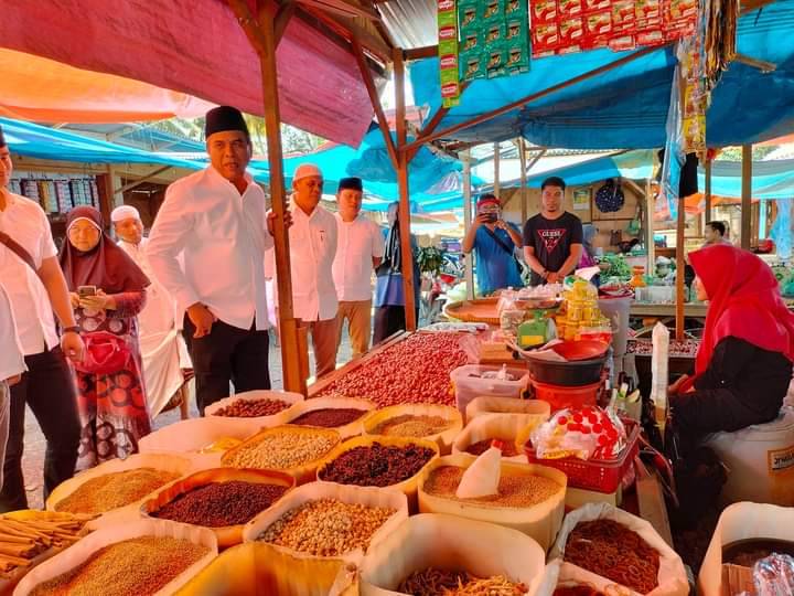 Bupati Madina Salurkan Gaji Pokok Pada Masyarakat dan Pedagang