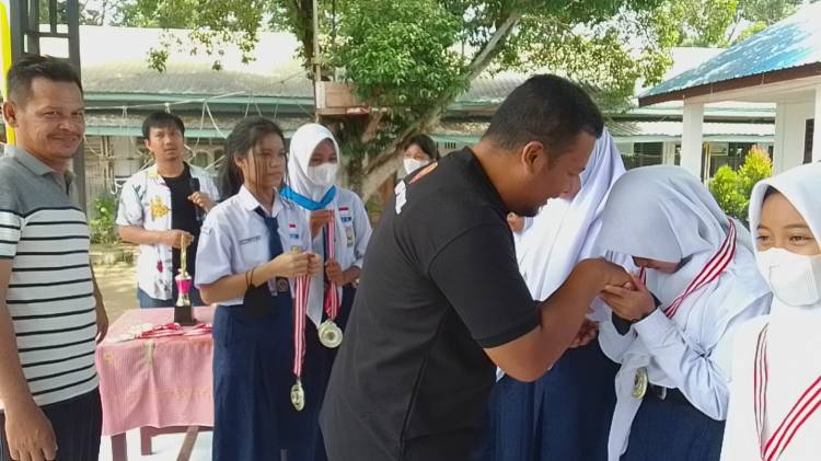 MOS SMA Negeri 4 Binjai, Kepsek Beri Hadiah untuk Muridnya