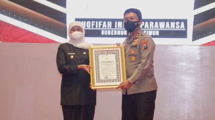Gubernur Jatim Terima Penganugrahan Pin Emas dan Penghargaan dari Kapolri