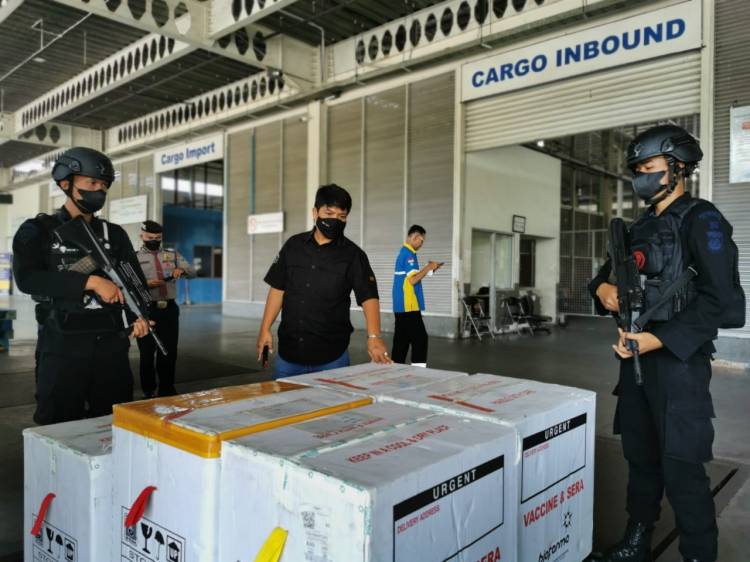 Tiba di KNIA, Brimob Kawal Pendistribusian Vaksin Pfizer di Sumut