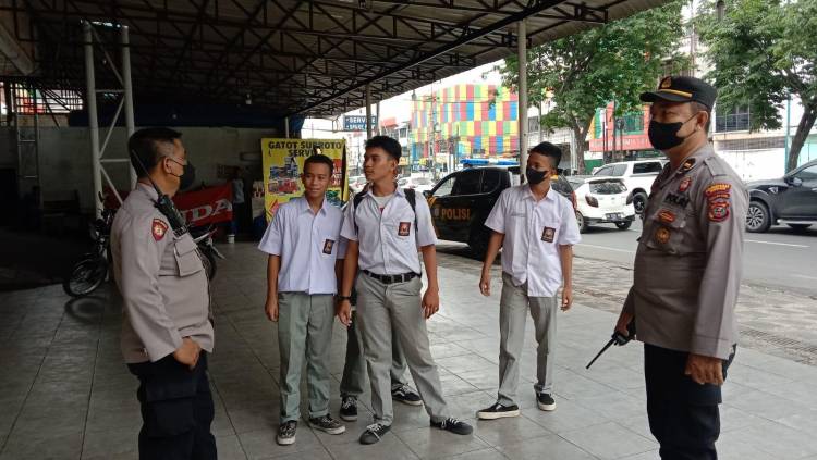 Personel Polsek Medan Baru Laksanakan Patroli ke Sekolah Guna Antisipasi Tawuran Antar Pelajar