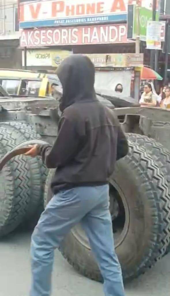 Petugas Kepolisian Biarkan Pelajar Menenteng Sajam Dan Buat Onar
