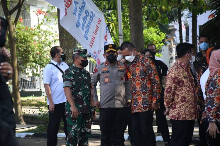 Kapolda Sumut Dampingi Presiden dan Ibu Negara Bagikan Bansos dan Belanja Buah di Pasar Petisah Medan