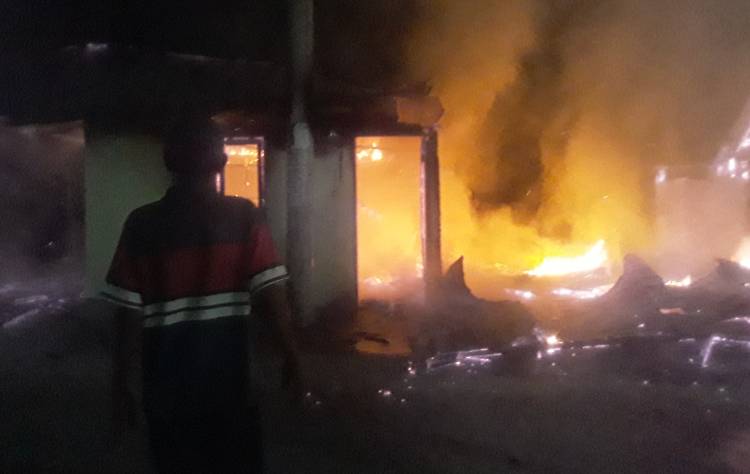 Sijago Merah Meluluhlantakan Rumah Warga