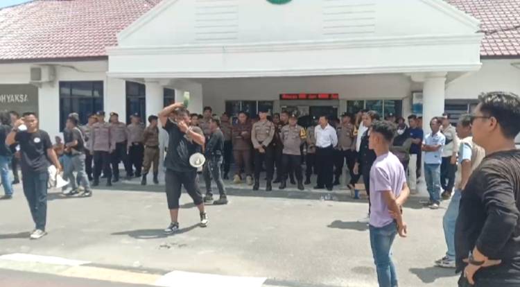 Demonstran Dikantor Kajari Tanjung Balai Coba Bakar Diri