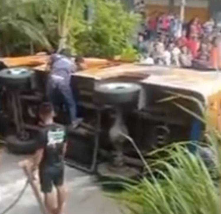 Bus Membawa Warga Pergi Hajatan, Belasan Orang Sopir di Larikan ke Rumah Sakit Terdekat