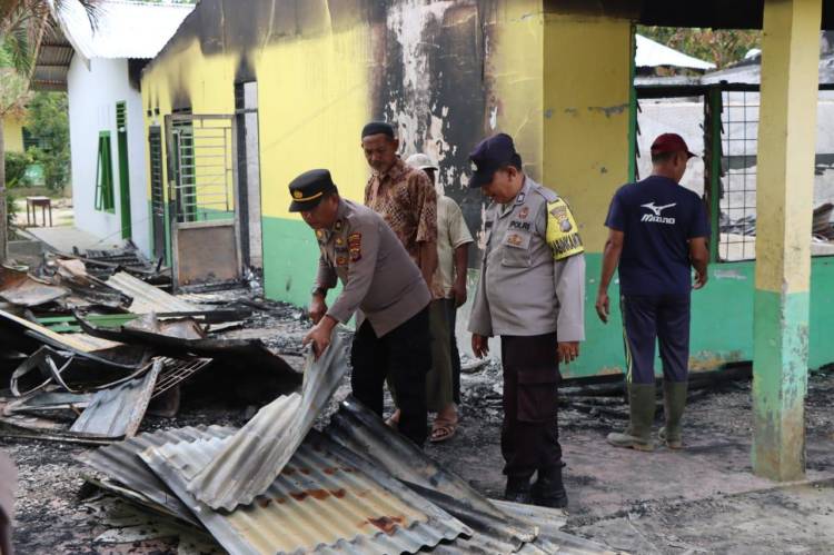 Polres Sergai Gotong Royong Bersihkan Sisa Bangunan Sekolah Al Waslyah Terbakar