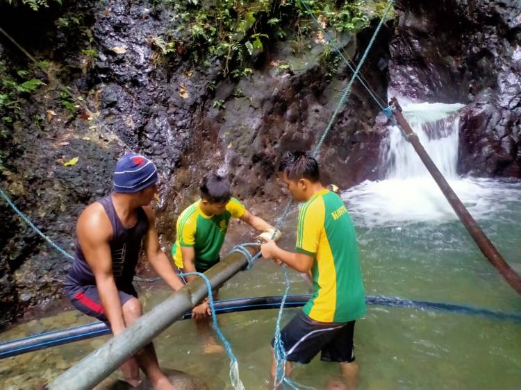 Satgas Yonarmed 1 Kostrad Perbaiki Pipa Saluran Air, Untuk Warga
