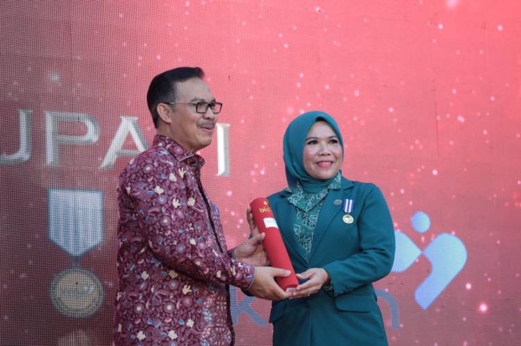 Punya Dedikasi Tinggi Sukseskan Program Bangga Kencana, Bupati dan Ketua TP-PKK Sergai Terima Penghargaan MKK Dari BKKBN RI