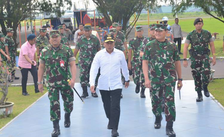 Panglima TNI Kunjungan Kerja ke Sumut,  Gubernur Edy Rahmayadi Sambut di Lanud Soewondo