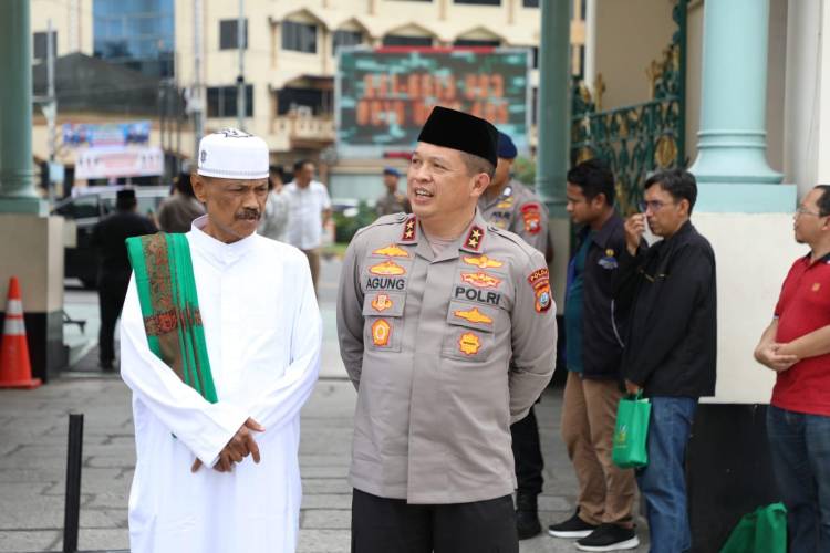 Kapolda Sumut Irjen Pol Agung Setya Tiba di KNIA dan Tunaikan Salat di Masjid Raya Al Mashun