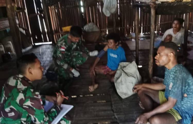 Demi Kesehatan Warga, Satgas Yonif 143/TWEJ Lakukan Pengobatan Keliling di Pedalaman Papua