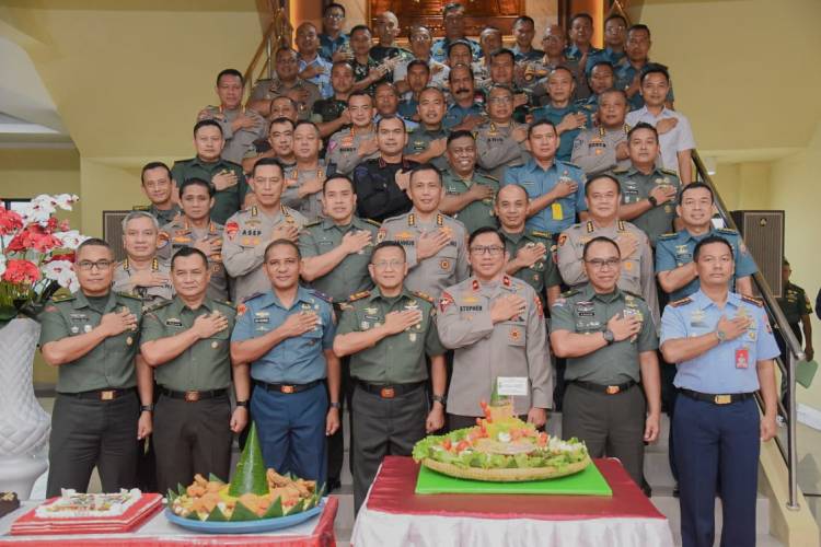 Komandan Lantamal IX Bersama Staf Datangi Polda Maluku