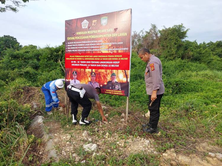 Personel Polsek Muara Satu Pasang Spanduk Pencegahan Karhutla di Blang Naleung Mameh