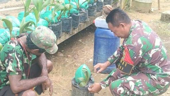 Kembangkan Kreatifitas, Satgas Yonif 143/TWEJ Ajarkan Membuat Bonsai