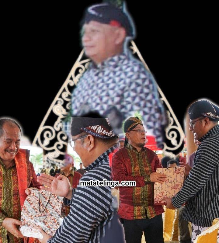 Ketua Pujakesuma Asahan Beri Cinderamata Blangkon Kepada Bupati Dan Wabup Serta Sekda