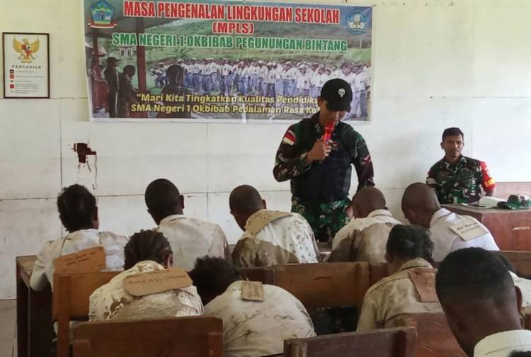 Satgas Yonif 143/TWEJ Turut Kegiatan Masa Orentasi Sekolah di Pegunungan Papua