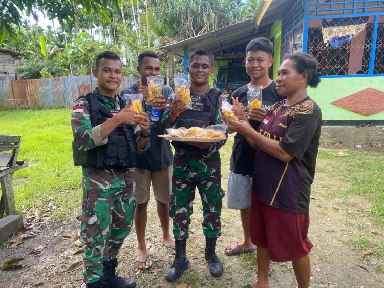 Satgas Pamtas Yonif 132/Bima Sakti Mengajarkan Masyarakat Kampung Yamara Membuat Keripik Pisang dan Singkong