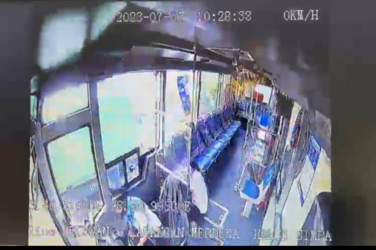 Trans Metro Deli Ditabrak Truk