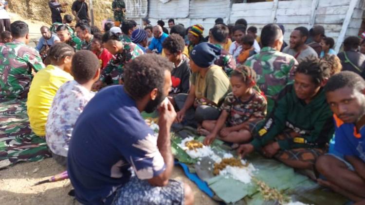Hasil Panen Melimpah, Satgas Yonif 143/TWEJ Syukuran Bersama Masyarakat Kiwirok