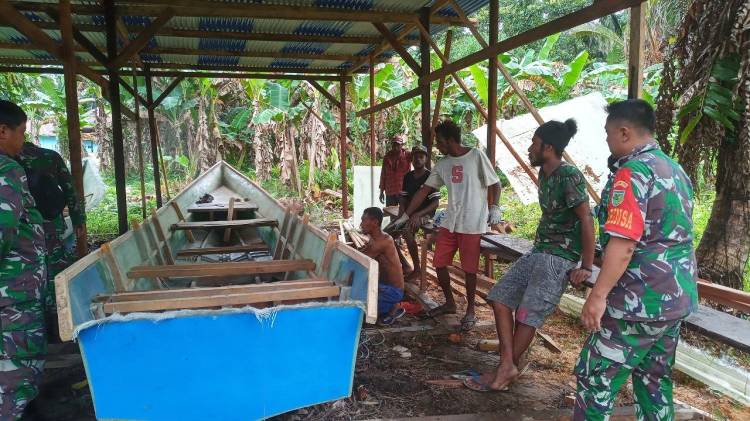 Penuh Keakraban, Babinsa Mapurujaya Lakukan Komsos Bersama Pembuat Perahu Tradisional