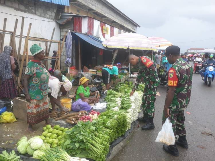 Babinsa Timika Komsos Ke Pasar Dan Borong Jualan Mama Papua
