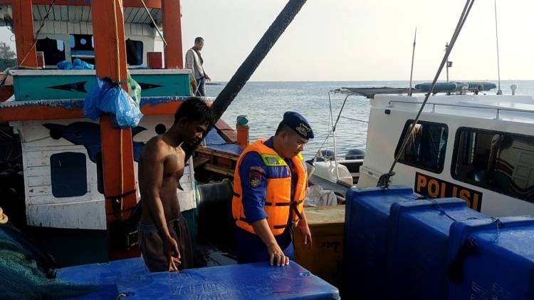Patroli Perairan, Personel Satpolairud Polres Lhokseumawe Periksa Dokumen Kapal Nelayan
