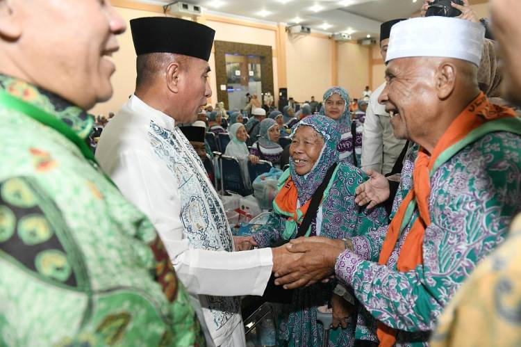 Jemaah Haji Kloter 1 asal Sumut Tiba, Edy Rahmayadi Sambut Kepulangan di Asrama Haji Medan