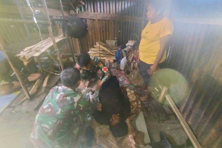 Satgas Yonif 143/TWEJ Tangani Warga Pendarahan Pasca Melahirkan di Papua