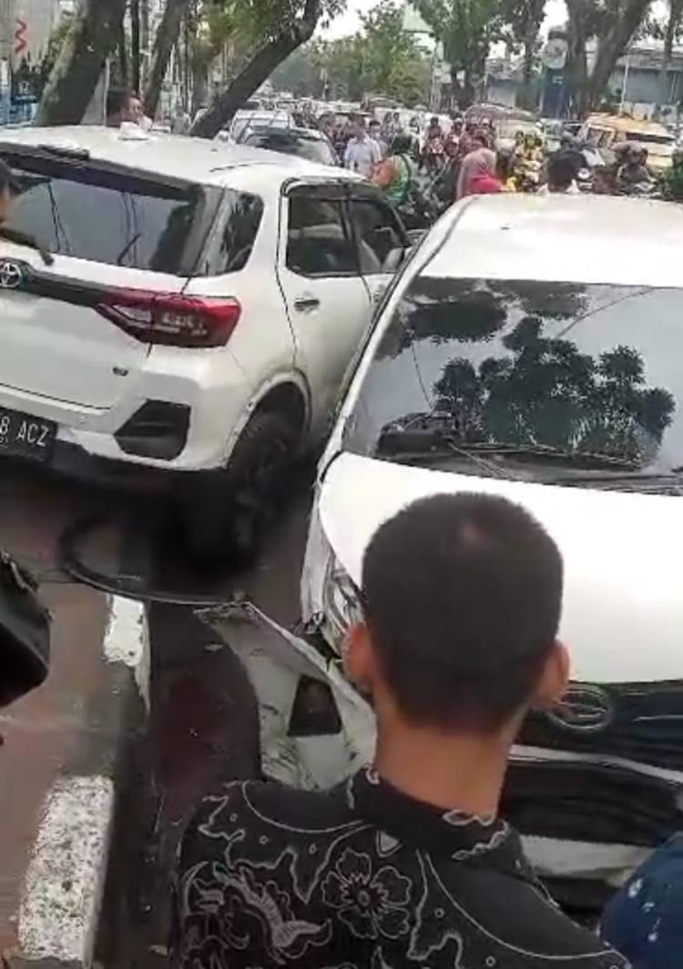 Brakkk....,Mobil Sigra Hantam 3  Mobil Parkir