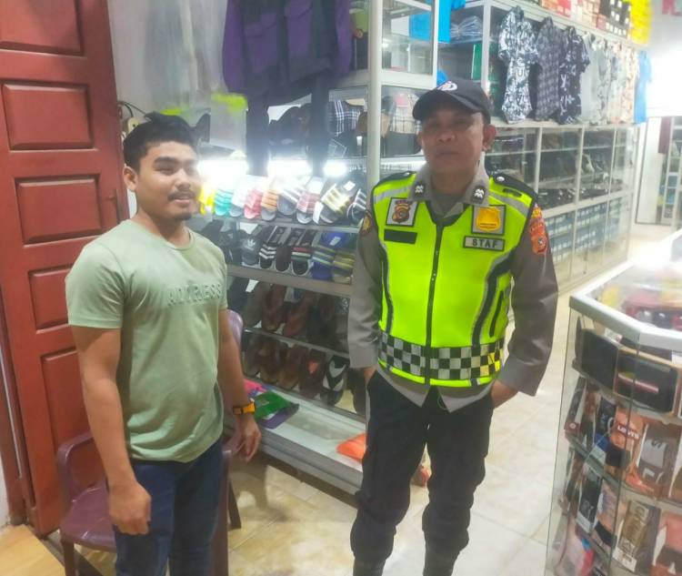 Personel Polsek Blang Mangat Patroli Dialogis Malam Hari di Pertokoan