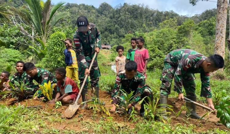 Satgas Yonif 143/TWEJ Bersama Siswa SD Darurat Adakan Gotong Royong
