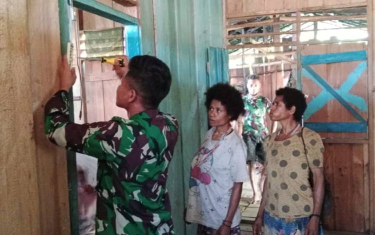 Terangi Rumah Warga, Inilah Yang Dilakukan Satgas Yonif 143/TWEJ Di Papua