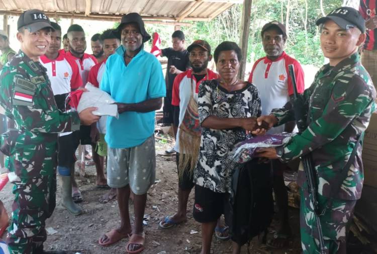 Sambangi Warga Dusun Tiarse, Inilah Yang Dilakukan Satgas Yonif 143/TWEJ