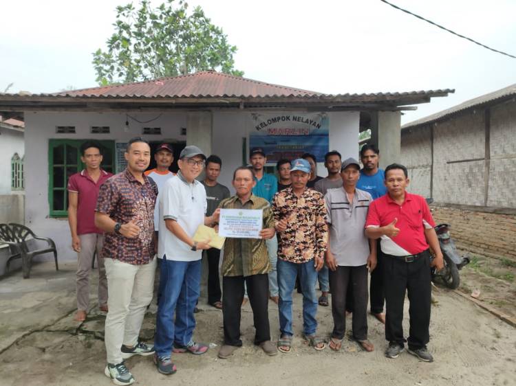 PTPN IV Adolina Serahkan Bantuan  Kelompok Nelayan Marlin