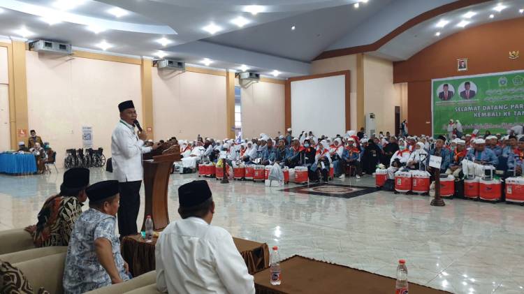 Sambut Jemaah Haji Kloter 20, Wabup Labusel Bilang Begini