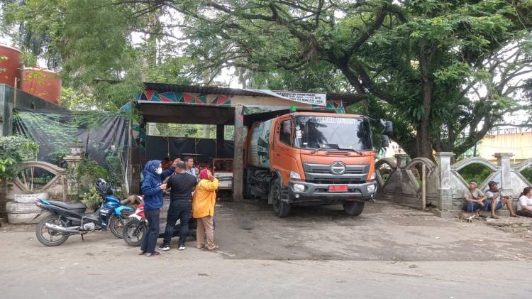Selain Ditutup Spanduk, TPS Teladan Setiap Hari Dibersihkan, Disiram Disinfektan & Karbol
